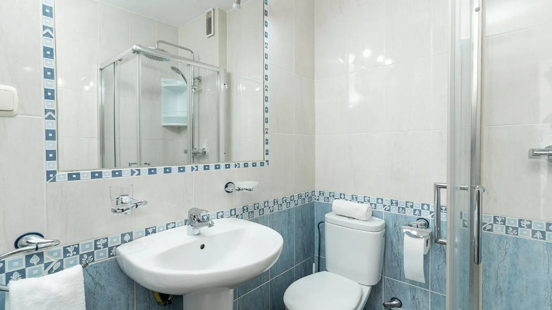 Nac8 - Bonito Apartamento Con Vistas Al Mar 2 Dormitorios, Wifi, 3 Piscinas, Playa A 250 Metros Benalmádena